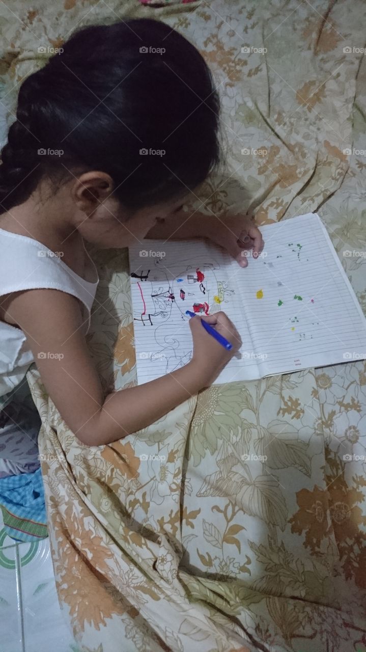 my four years old  youngest daughter Sol, preparing her drawing ti be presented to me. , her unique is, instead of learning more writings and reading, shes prefered to have a drawing and show me,