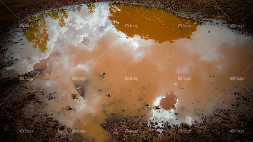 Agua de chuvas, poça d'água.