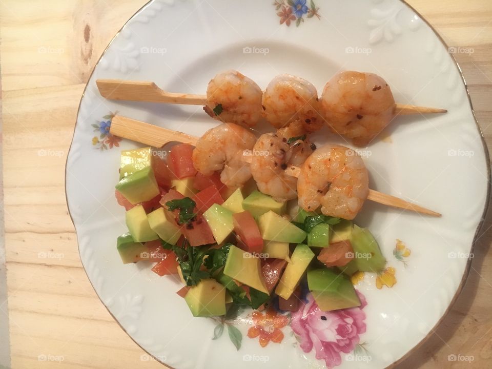Avocado salad and shrips 