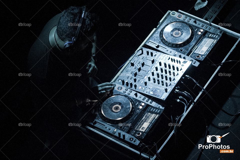 DJ