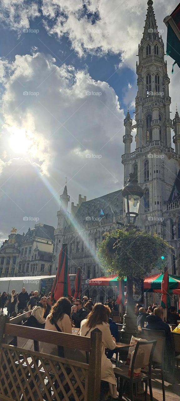 grand place en plein soleil