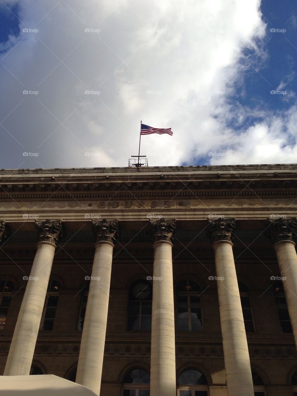 La bourse de Paris avec le drapeau américain pour le tournage d'un