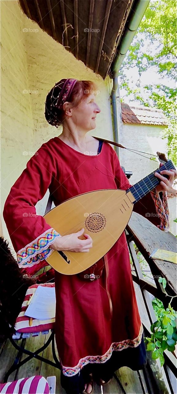 This lady plays a custom built lute after a historical pattern for “Da Albrecht und sei Agnes”, the child version of the play about Duke “Albrecht” of “Straubing”, “Bavaria” and his beloved wife “Agnes Bernauer”. 2024. Hypnotic Productions 