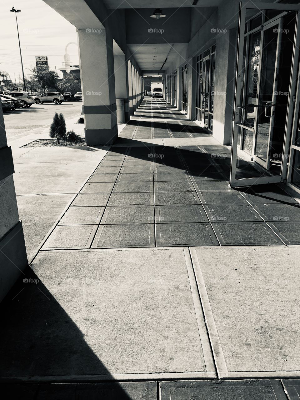Walkway of lines and shadows in Florida in noir et blanc 