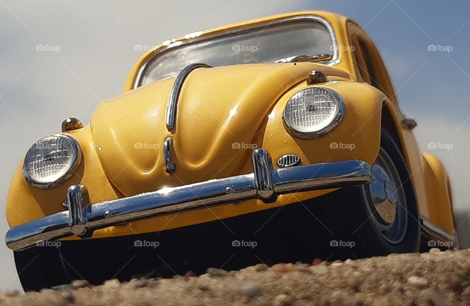 Volkswagen Beetle yellow 1/24 diecast