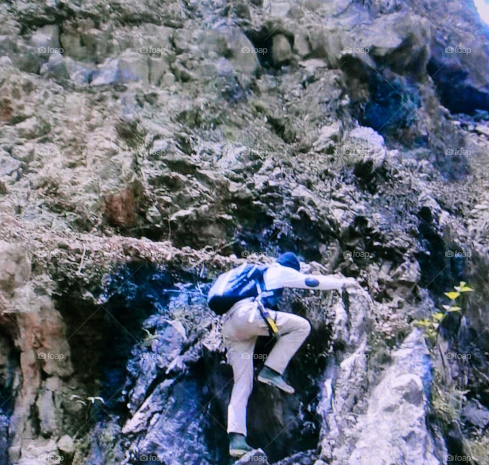 It turns out that it is not easy to climb on a mountain with steep rocks because the rock you step on is slippery so it will cause you to lose control but keep the spirit to reach the target