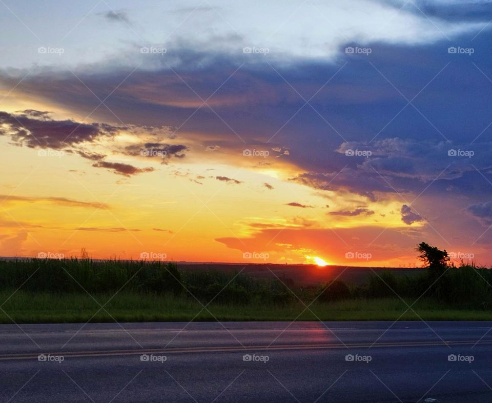 The rural roads in the interior of Brazil are beautiful, with unique landscapes, every sunset opens up a show of colors in the immensity of the horizon!