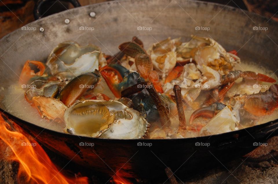 cooking crabs in wood fire