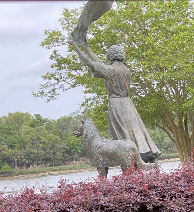 Waving women statue