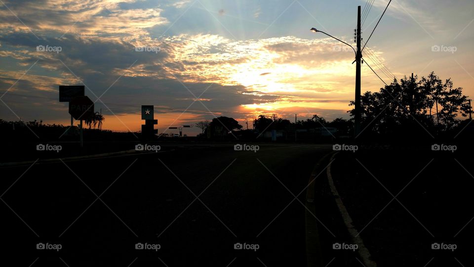 Sol atrás de nuvens.