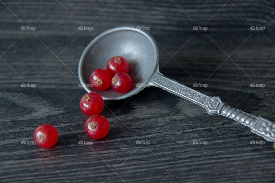 Juicy red currants 