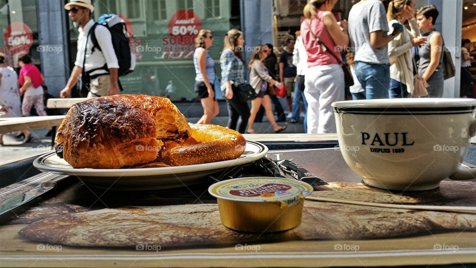 pain au chocolat avec cafe. Morning beauty 