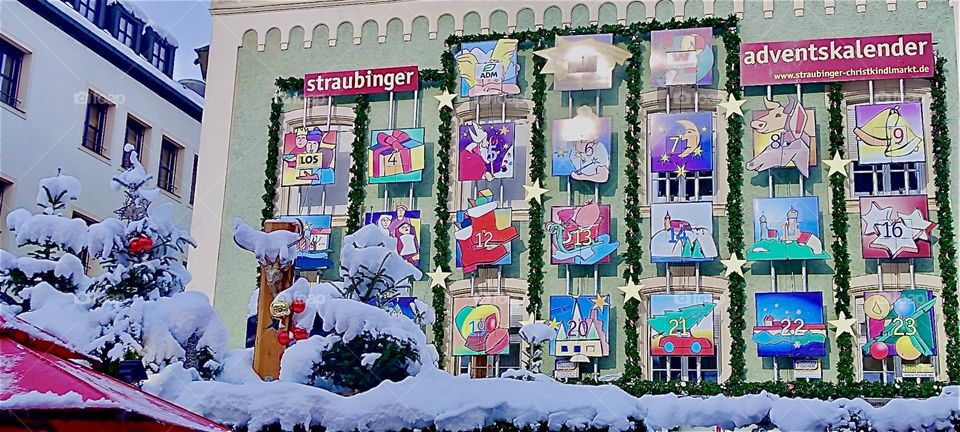 As part of the „Christkindlmarkt“, a Christmas fair in „Straubing“, „Bavaria“ the „Straubinger Adventskalender“ is posted, a calendar counting the days before Christmas and offers prizes to winners and help to the needy. 2023. Hypnotic Productions