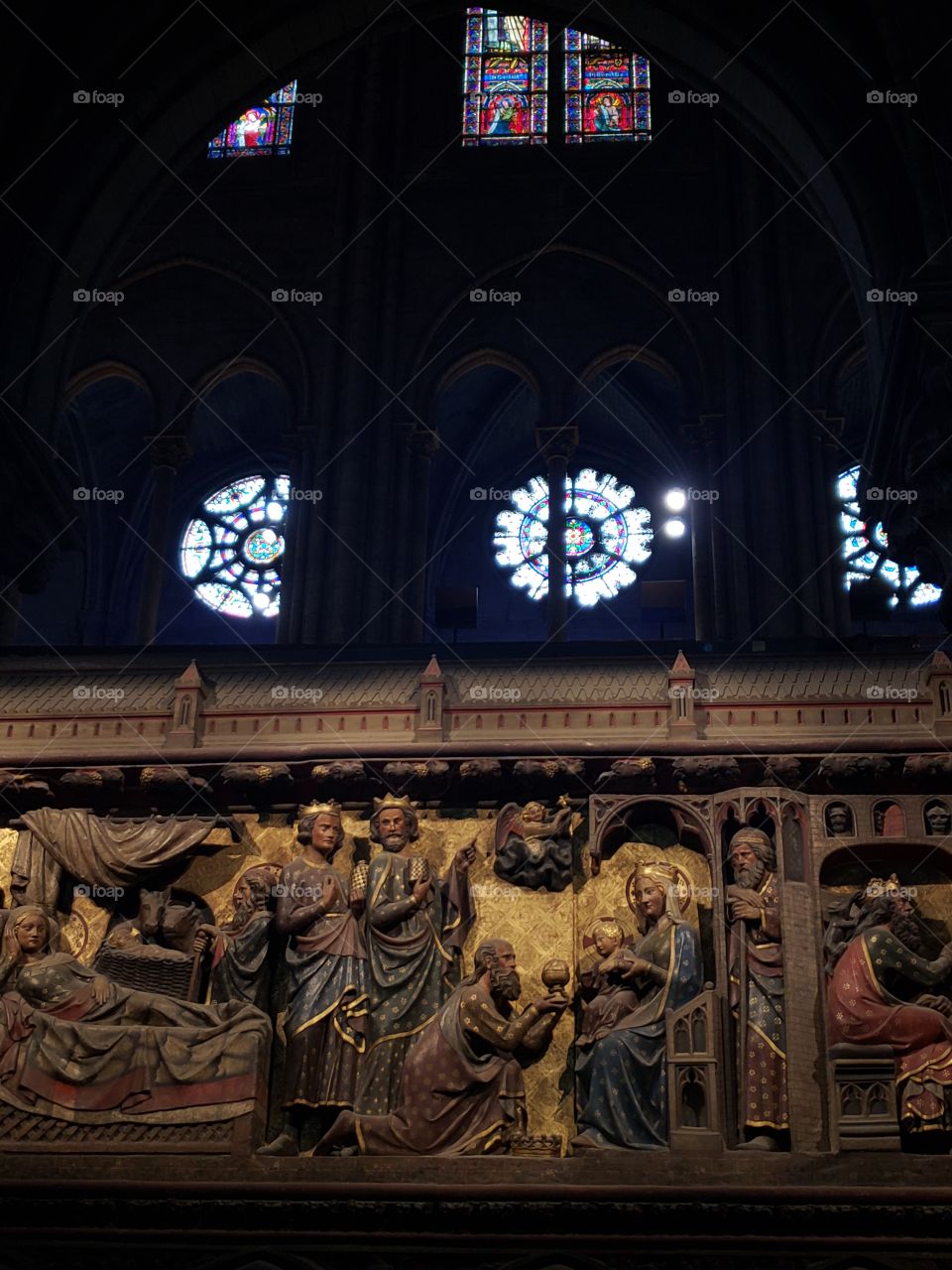 detalle de grabado a color en madera dentro de Notre Dame