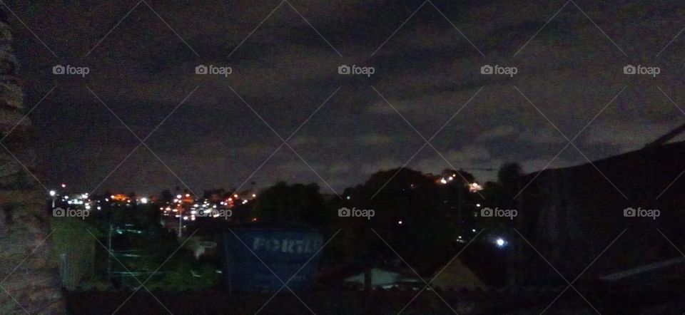 céu escuro, sobre luzes da sociedade