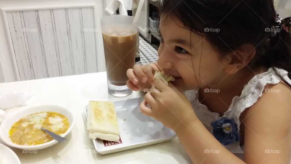 Close-up of a girl doing breakfast