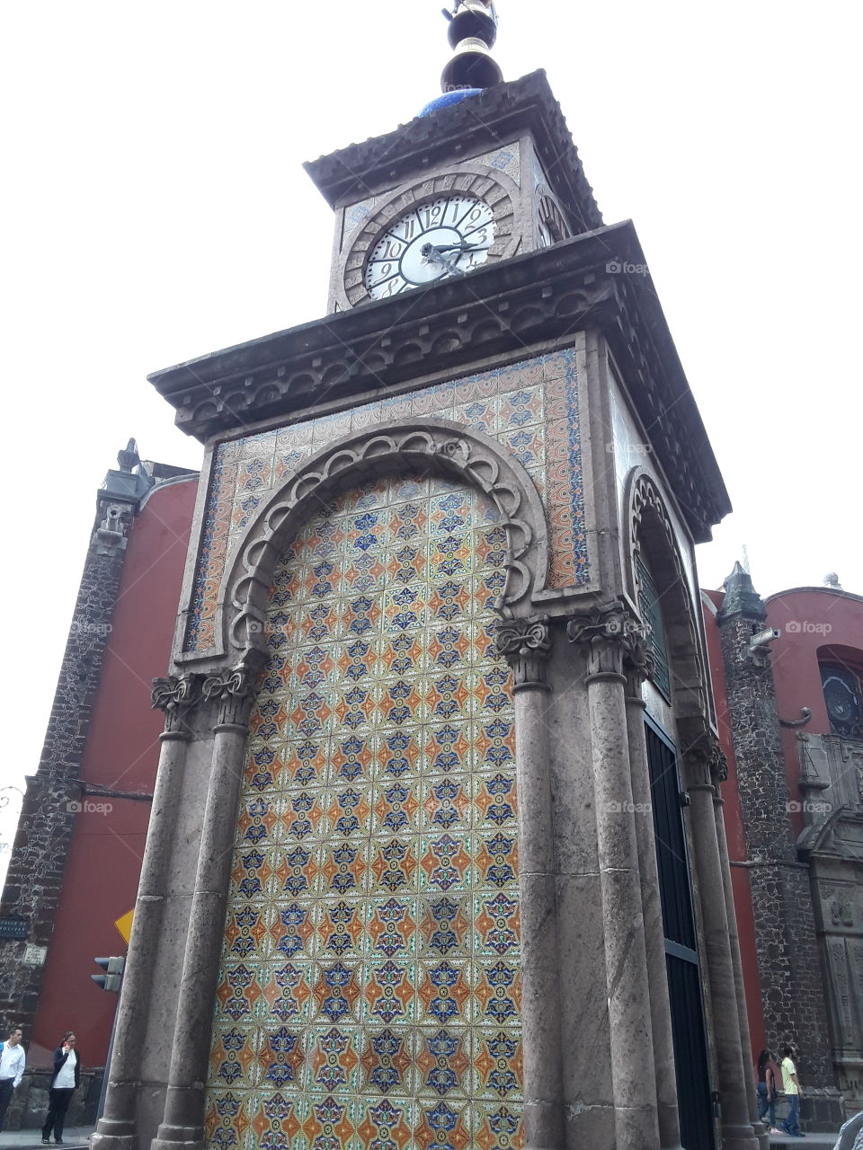 torre antigua de reloj con azulejos y terminados antiguos en el centro historico de la ciudad.