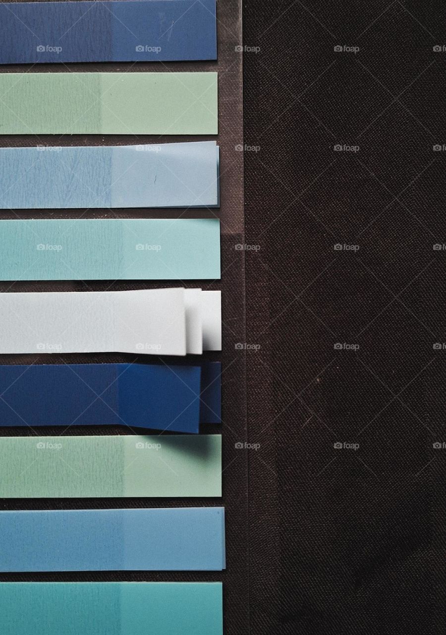 a large palette of colored, small stickers for short notes in various blue colors