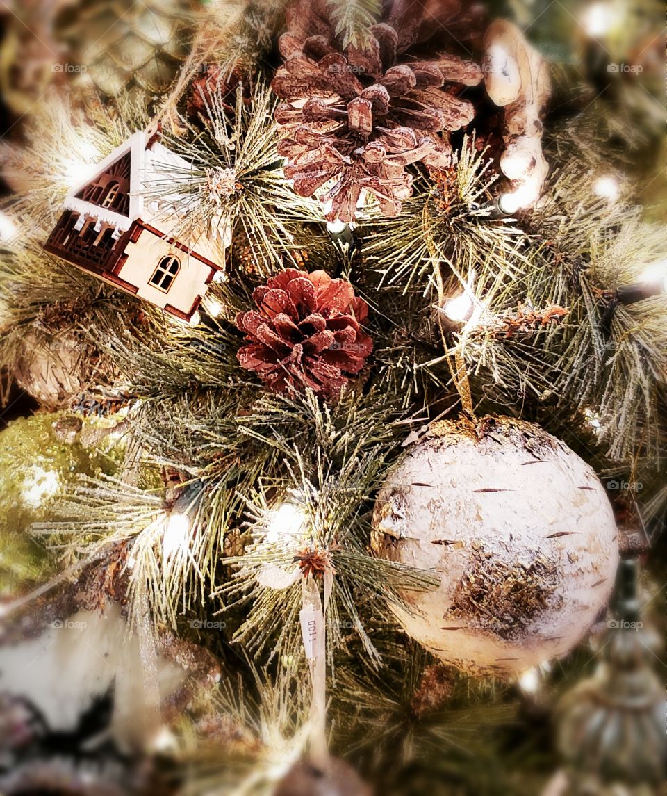 Outdoor cabin tree décor