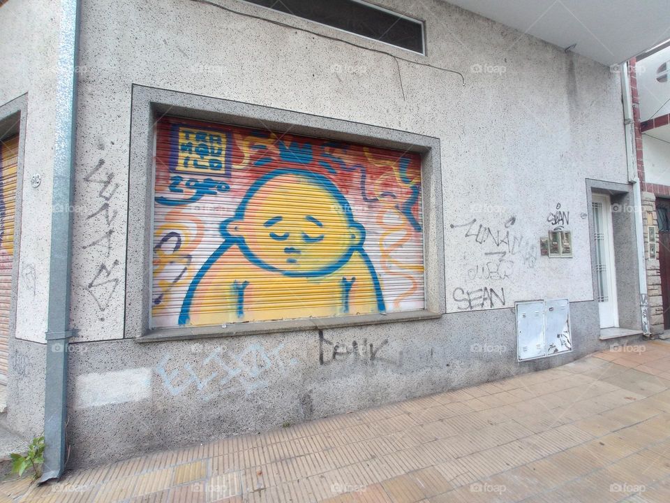 street art a person in the window/ arte graffiti persona en ventana