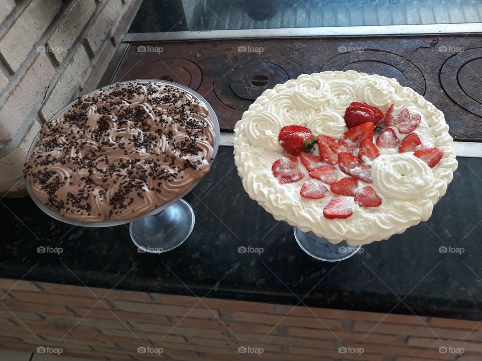 chocolate cake and nest milk cake with strawberries in the bowls