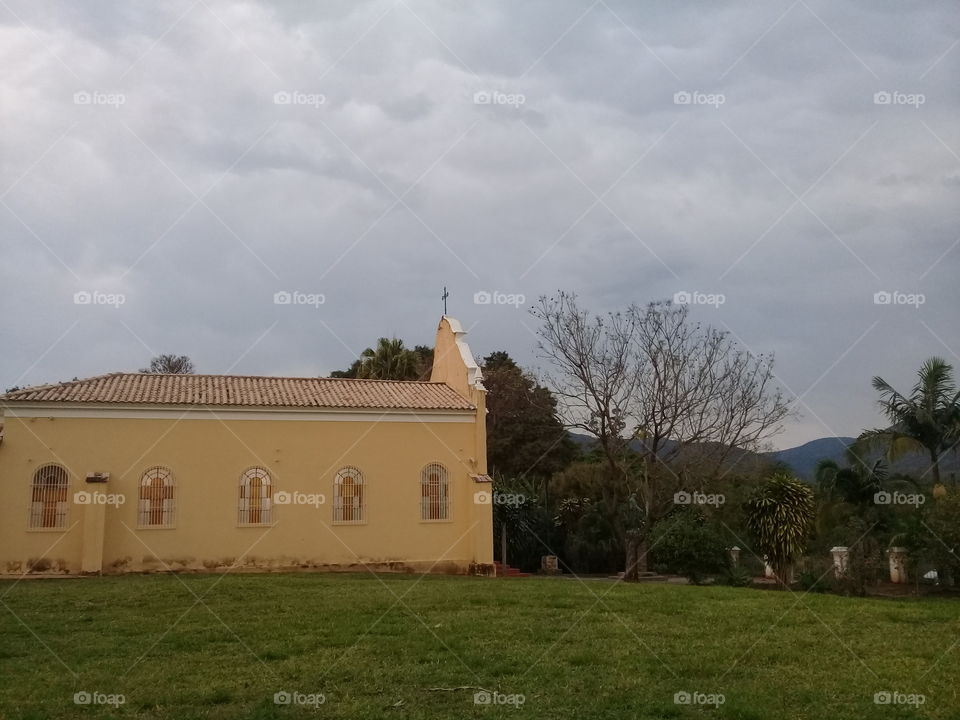 É hora de rezar: Santa Missa na Capela Nossa Senhora Aparecida, na Fazenda Ermida  (16h30). Você tem conversado com Deus?