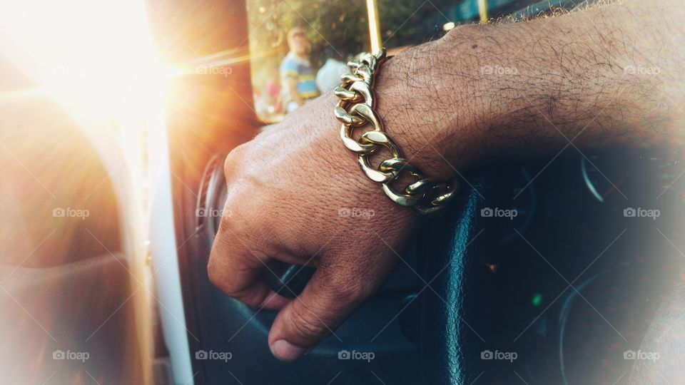 Pulseira de ouro no pulso. Glamour, ostentação.