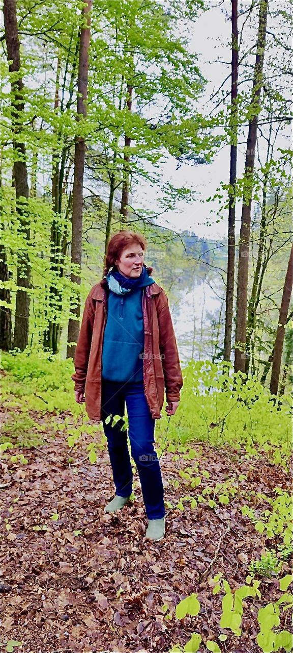 This lovely young lady is enjoying the „Bayerischer Wald“, the „Bavarian Forest“ by „Eging“ in Germany regardless of the weather that is slightly rainy today. 2024. Hypnotic Productions