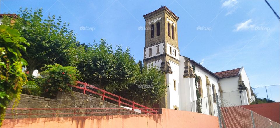 Una iglesia por un camino