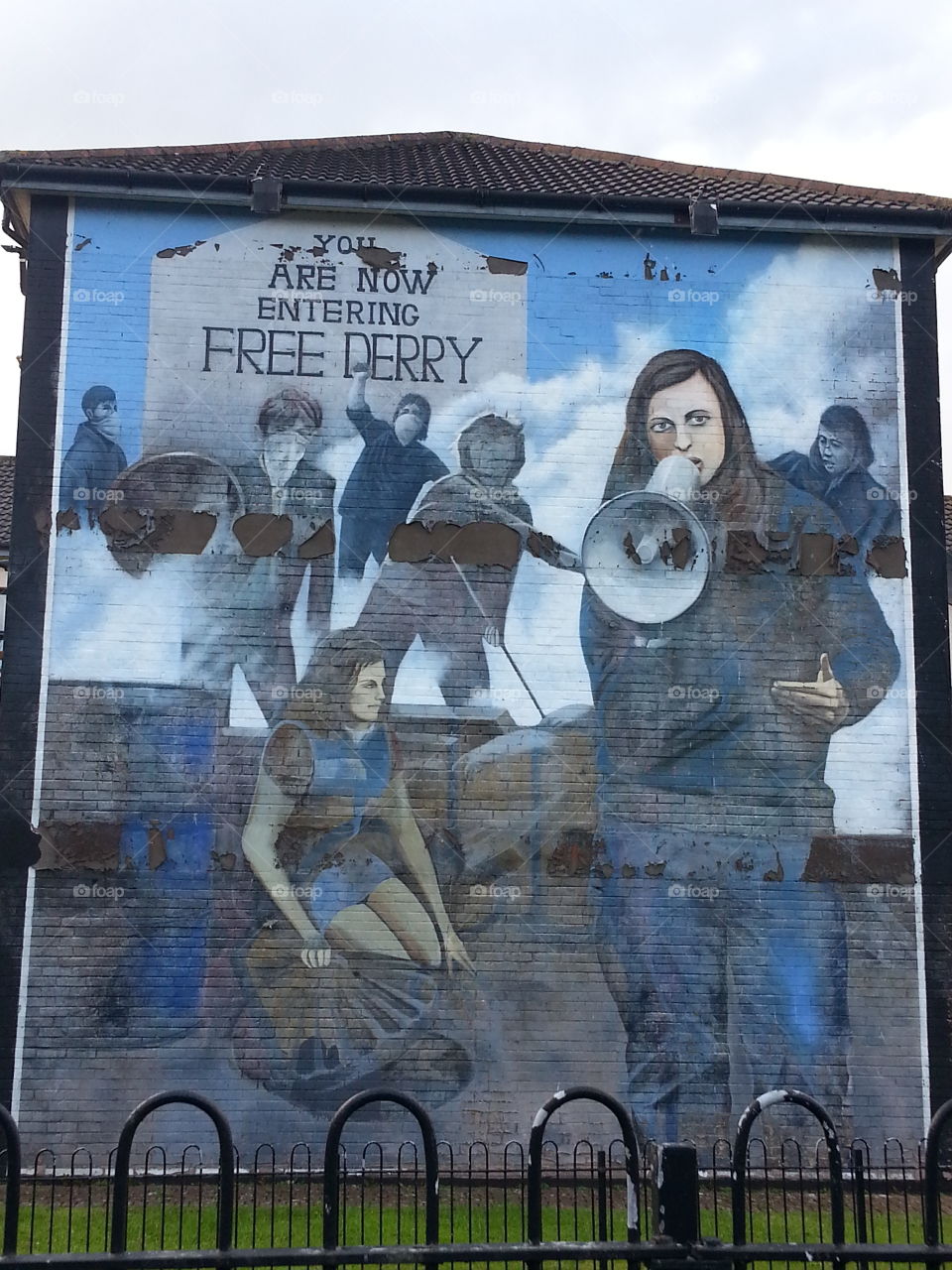 Entering free derry mural
