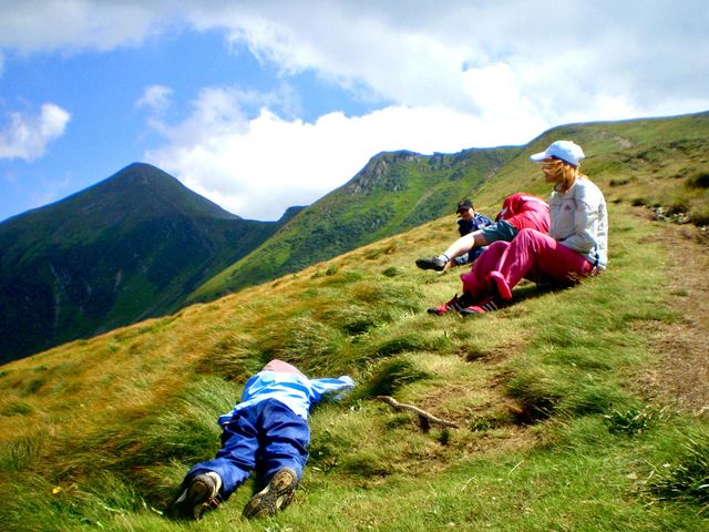 The photo shows tired people trying to conquer the top of Mount Goverla. They decided to rest among the high mountains, their faces express fatigue, but determination to complete what they started.