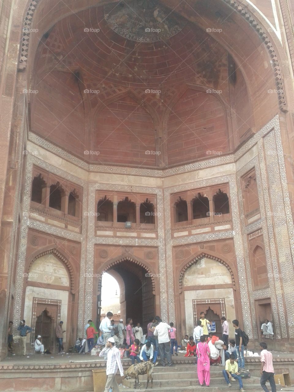 this is Buland Darwaza is stay in Fatehpur Sikri, Agra, Uttar Pradesh, India. its tourist place and very famous place.