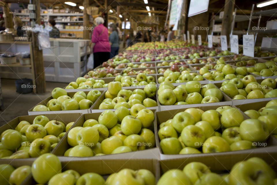 Farmers market, apples 