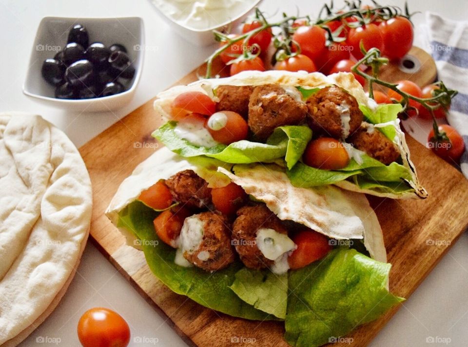 Bread and salad with meatballs