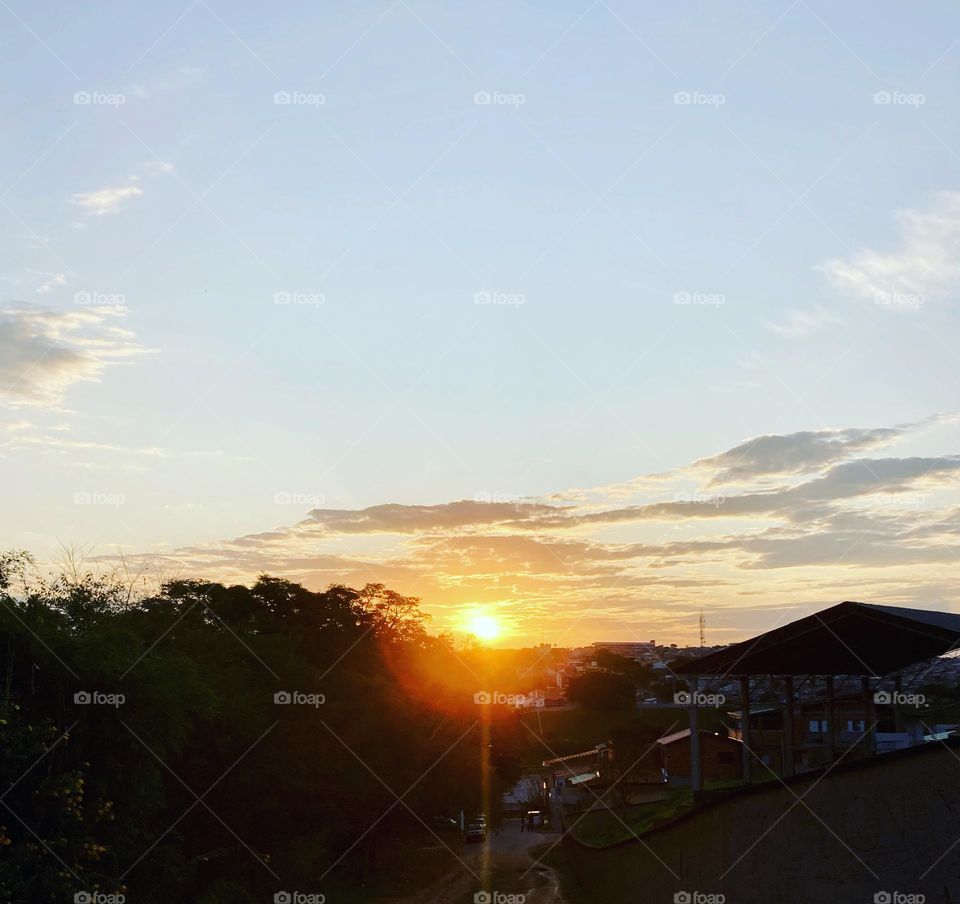 Olhe aí o sol se escondendo atrás do morro…
Depois do dia cansativo, até ele quer descansar!