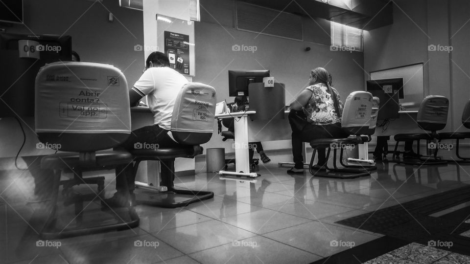 Pessoas em sala de atendimento.