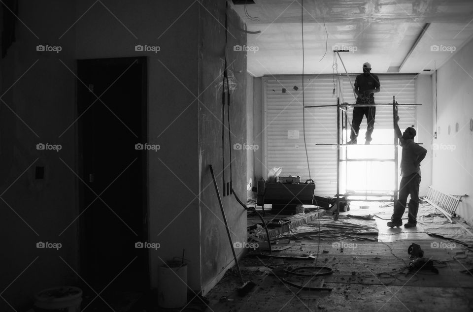 homens trabalhando - men working