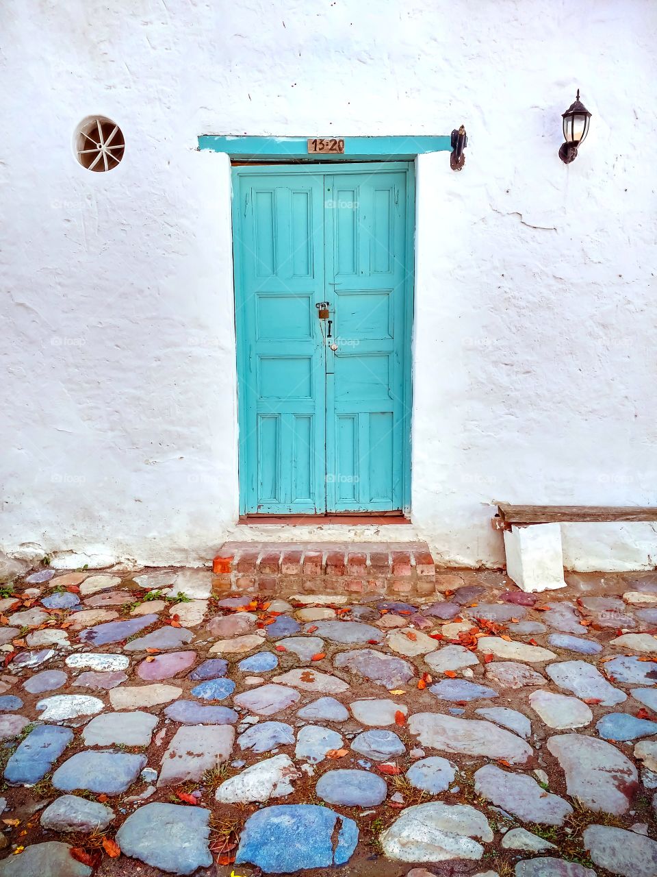 Beautiful old door in Villa de Leyva, Boyacá, Colombia. Hermosa puerta antigua en Villa de Leyva, Boyacá, Colombia. Fachada, Facade, Ancient, vertical