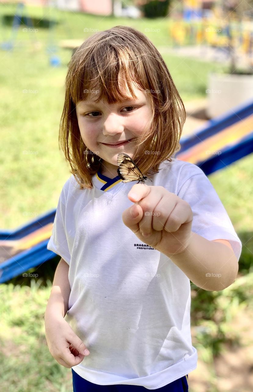 🇺🇸 My daughter talked to the butterfly, who agreed to take a picture with her. Does it take a lot for a child to be happy?  / 🇧🇷 Minha filha “conversou com a borboleta” e tirou uma foto com ela. Precisa muita coisa para uma criança ficar feliz? 