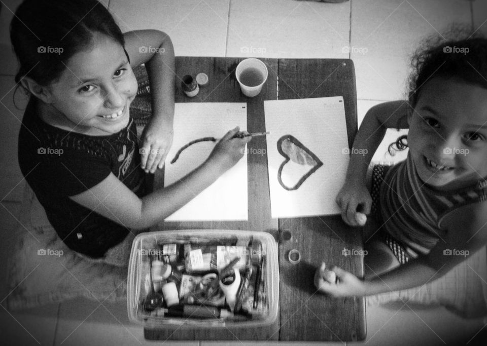 crianças pintando