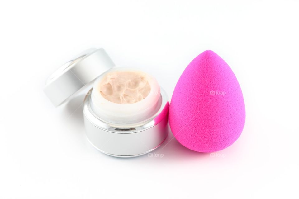 Cosmetic face cream and sponge for application