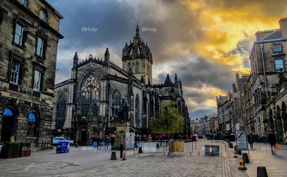 Evening atmosphere at the Royal Mile in the center of the historic city of Edinburgh