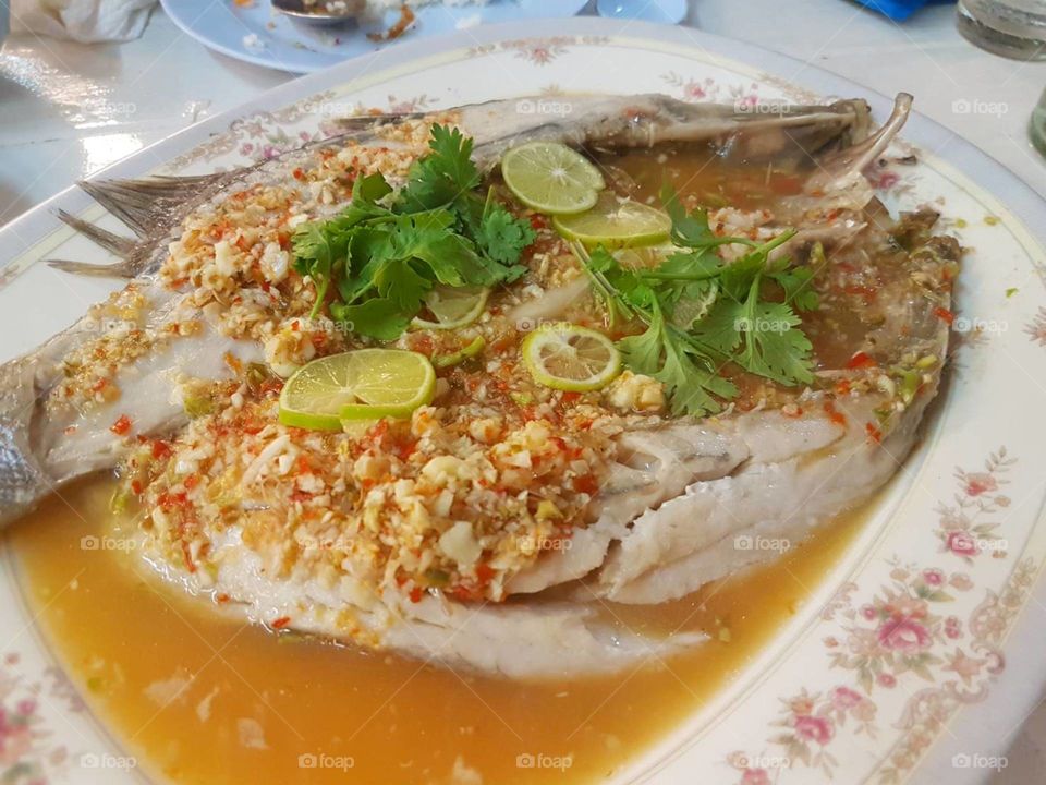 Steamed fish with lemon sauce