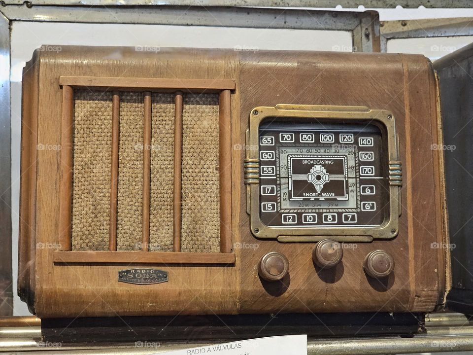 Radio broadcasting box: short wave broadcast