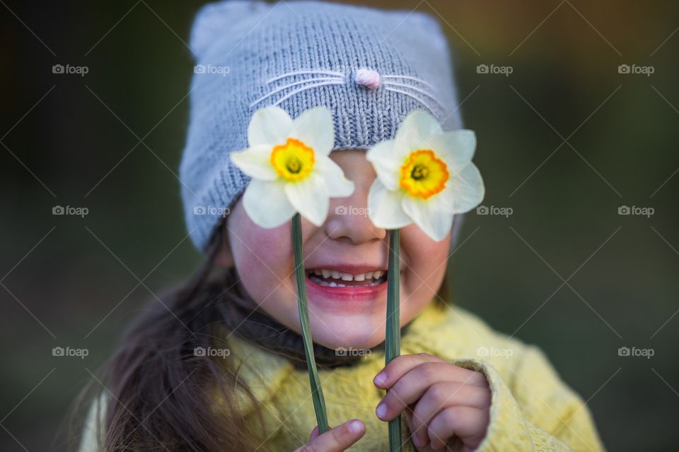 Cute little girl portrait with narcissus 