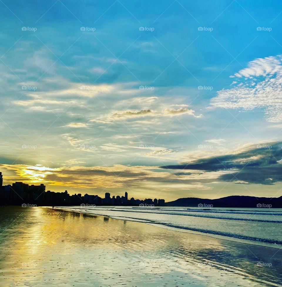 🌄🇺🇸 An extremely beautiful dawn in Santos, beach of Brazil. Cheer the nature! / 🇧🇷 Um amanhecer extremamente bonito em Santos, litoral do Brasil. Viva a natureza! 