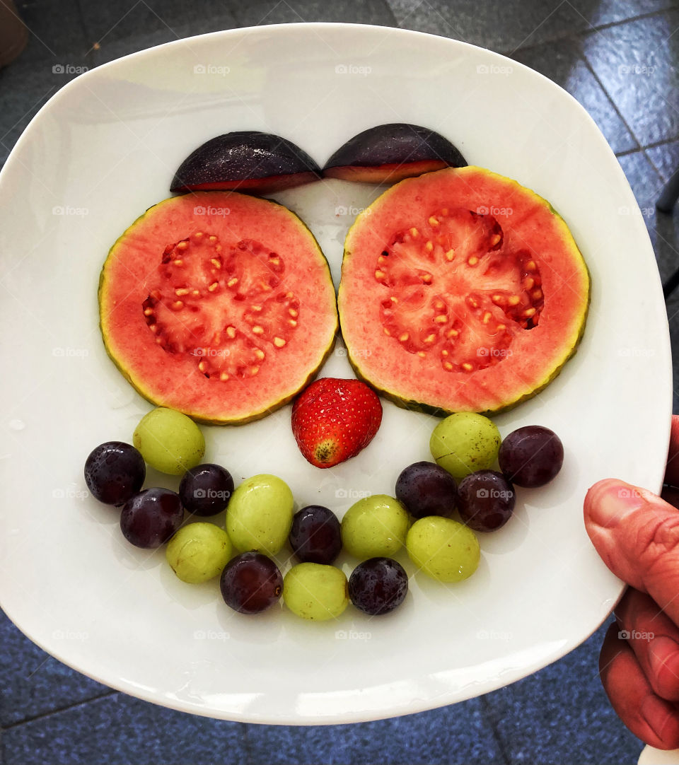 Fruits always make us stronger!  Vitamins, fiber and potassium in strawberry, guava, plum and grapes.  Eat "Cheers"! / Frutas sempre nos fortalecem! Vitaminas, fibras e potássio no morango, na goiaba, na ameixa e nas uvas. Coma “saúde”!