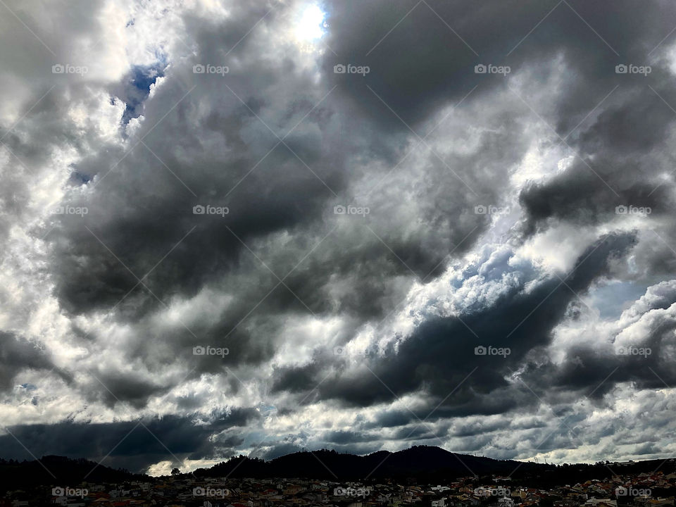 RAINY DAY - Tá ficando noite… e ainda são 16h00!
A chuva vem aí. Ao menos, as nuvens escuras estão avisando.
📸
#FOTOGRAFIAéNOSSOhobby