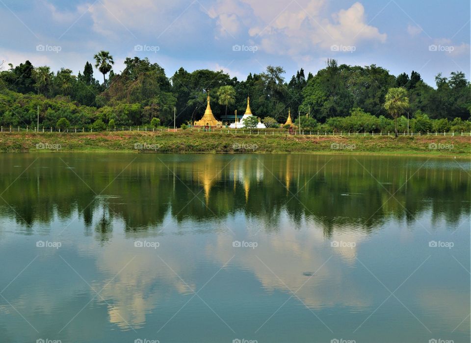 Images of pagodas and wood in the lake