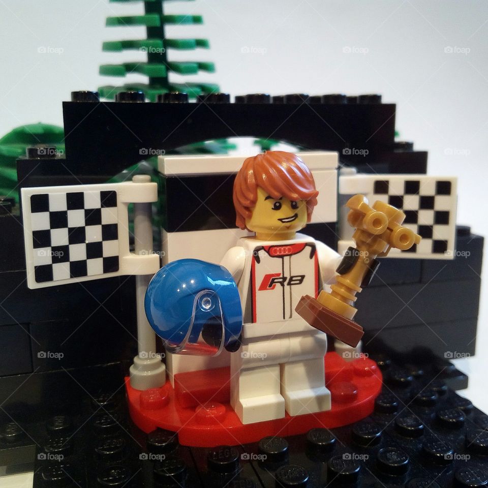 Lego Rennfahrer auf dem Podium